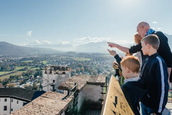 Familie schaut auf die Stadt