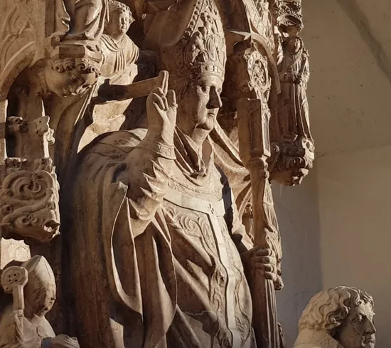 Leonhard_von_Keutschach_Denkmal_Detail.jpg