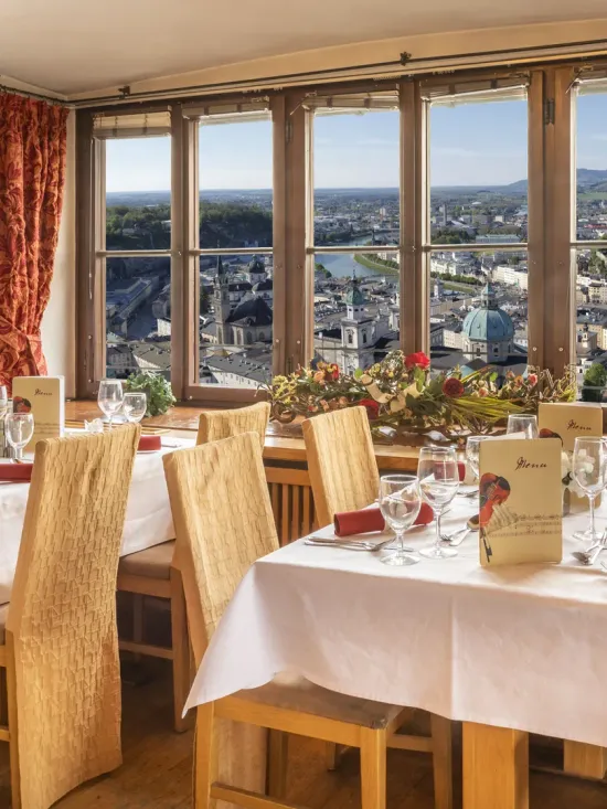 elegante-restauranttische-an-panoramafenster-mit-blick-auf-salzburgs-stadtlandschaft.jpg
