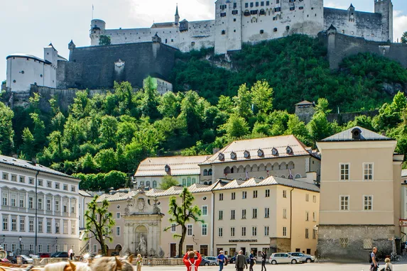 Aufsicht von Stadt auf Festung