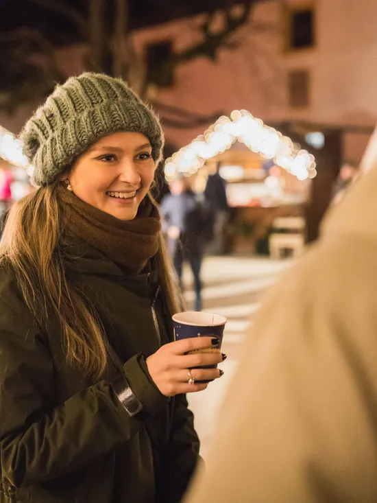 Frau beim Adventmarkt