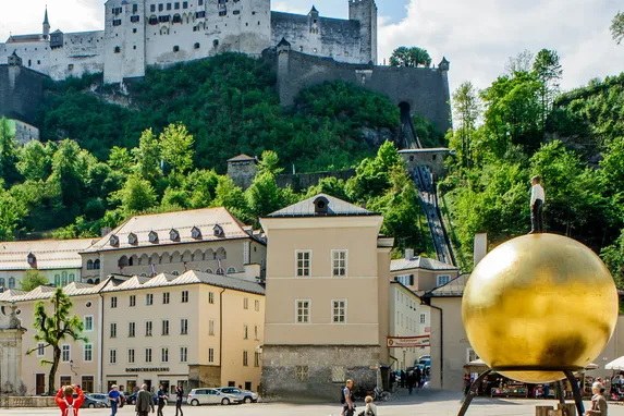 Aufsicht von Stadt auf Festung