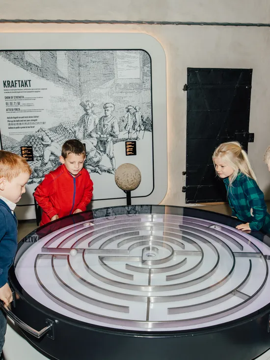 Familienführung auf der Festung Hohensalzburg Kinder im Zeughaus