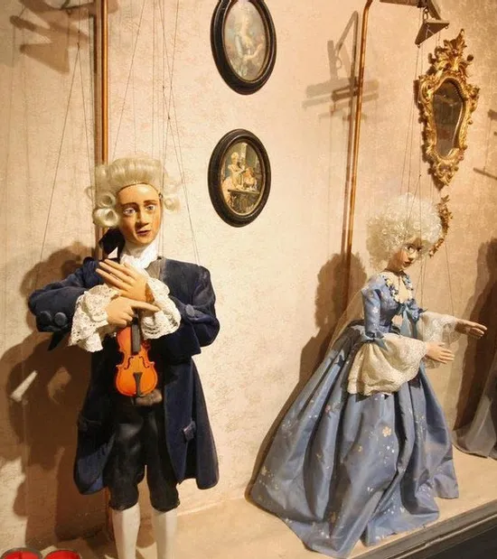 Historische Marionetten in Kostümen des 18. Jahrhunderts in einem Museum ausgestellt