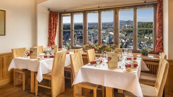 elegante-restauranttische-an-panoramafenster-mit-blick-auf-salzburgs-stadtlandschaft.jpg