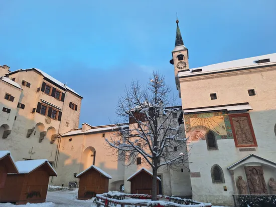 Burghof im Winter mit Schnee