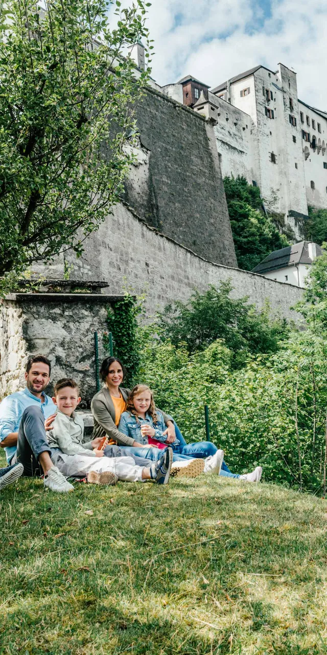 Menschengruppe unterhalb der Festung