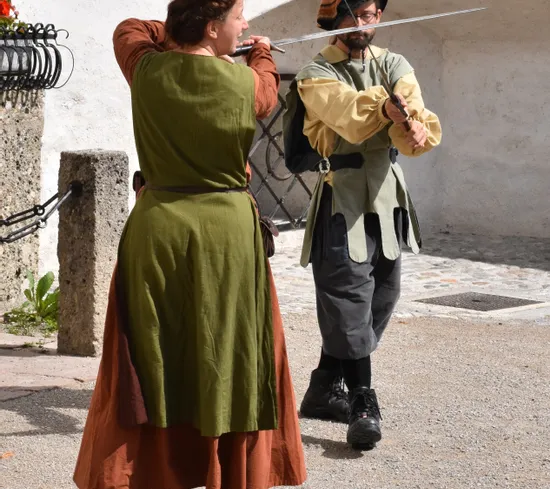 Zwei Fechter im Burghof