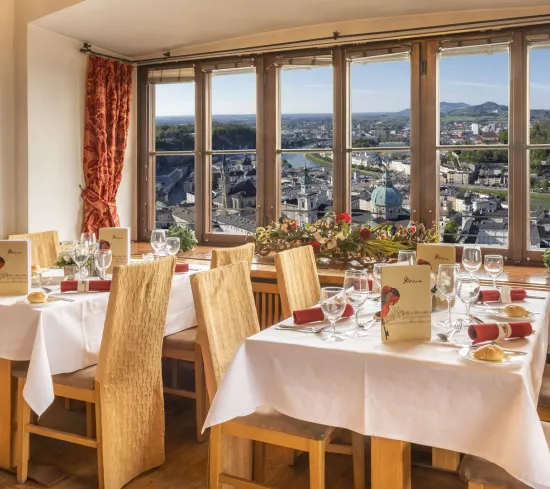 elegante-restauranttische-an-panoramafenster-mit-blick-auf-salzburgs-stadtlandschaft.jpg