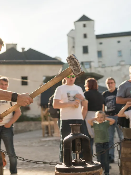 Handwerker mit Besucher beim Mittelalterfest