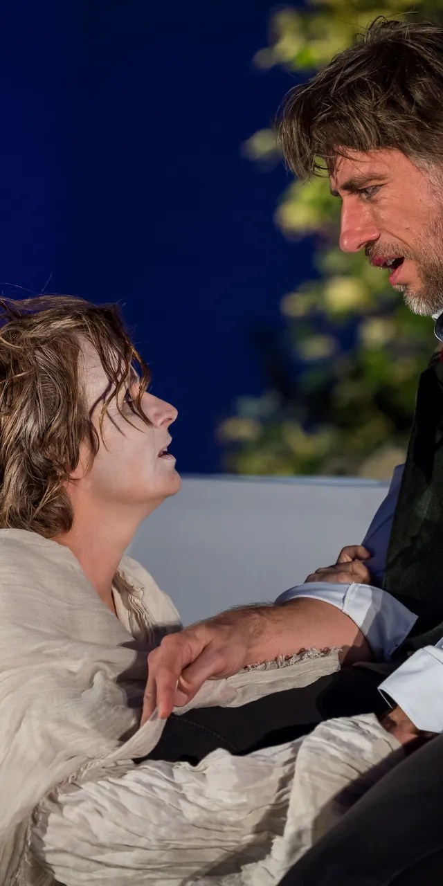 Dramatische Bühnenszene mit zwei Schauspielern in emotionaler Konfrontation bei Theateraufführung