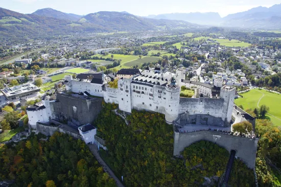 Festung Hohensalzburg von oben aus der Luft