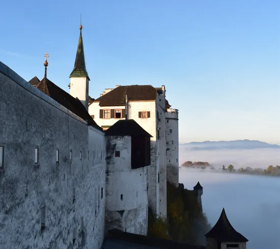 Festung im Nebel Aufnahme von Aussen