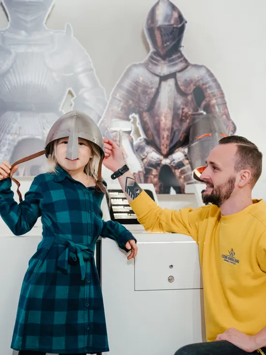 Kind mit Festungsguide
