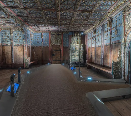 Sala in legno decorata con soffitto e pareti dipinti, esempio di design storico dell'Europa orientale