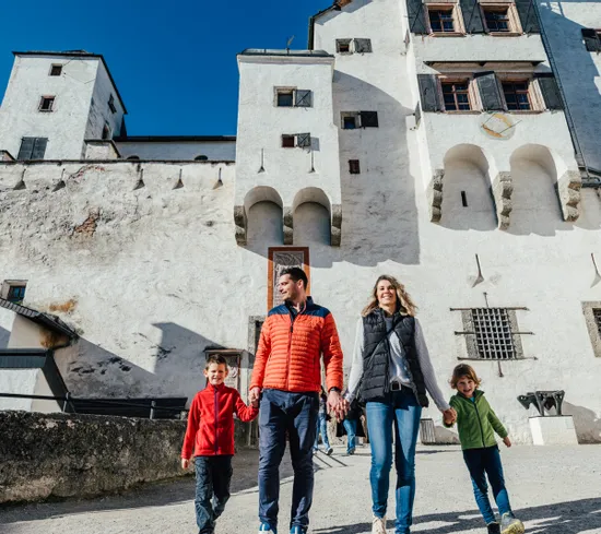 Besucher bei Führung auf der Festung