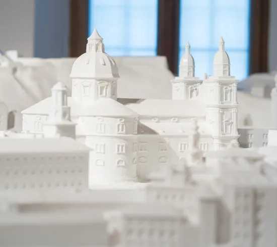 Detailliertes weißes Architekturmodell einer europäischen Stadt mit Kuppel- und Zwillingstürmen