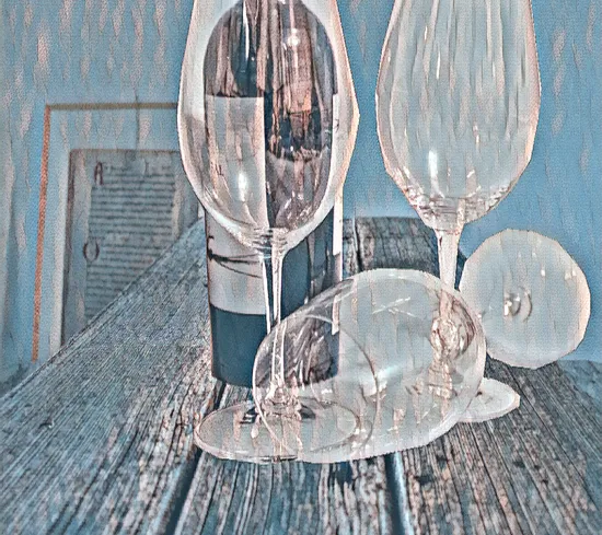 Weinglas mit Weinflasche