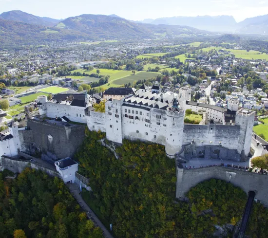 Festung Hohensalzburg von oben aus der Luft