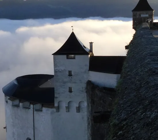 Blick Festung von oben auf Nebel über Stadt Salzburg