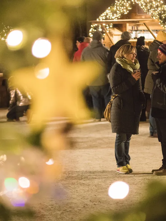 Menschen beim Adventmarkt