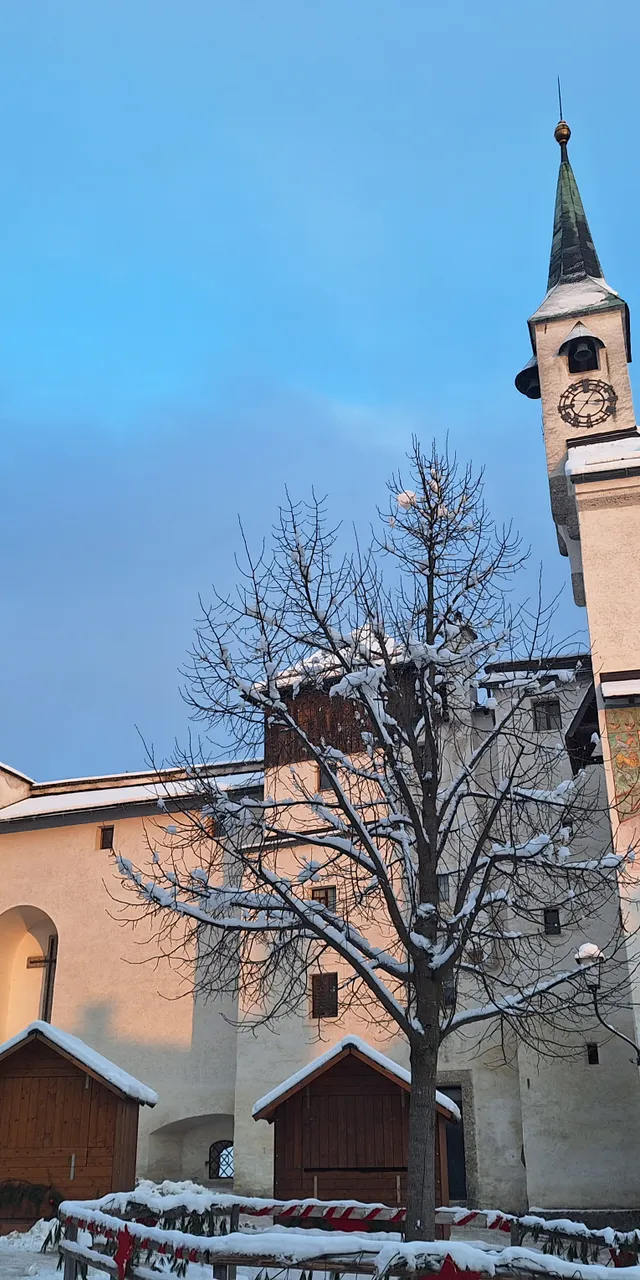 Burghof im Winter mit Schnee