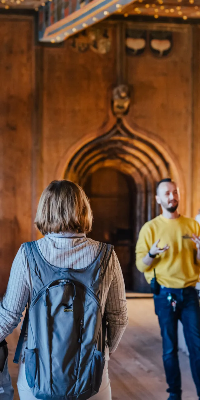 Besucher bei Führung auf der Festung Fürstenzimmer